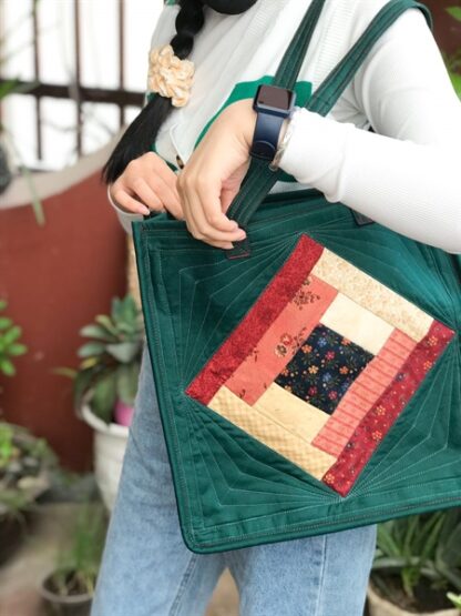 Túi tote ghép vải crazy quilt chần bông, xanh đậm dáng vuông - Hình ảnh 3